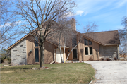 5220 S SKYLINE DR, a Contemporary house, built in New Berlin, Wisconsin in 1987.