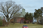 W9624 Black Rd, a Astylistic Utilitarian Building barn, built in Dekorra, Wisconsin in 1900.