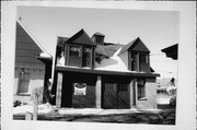 624 N 8TH ST, a Queen Anne carriage house, built in Manitowoc, Wisconsin in 1900.