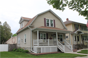 320 N OAKLAND AVE, a Dutch Colonial Revival house, built in Green Bay, Wisconsin in 1925.