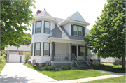 811 W OREGON ST, a Queen Anne house, built in Green Bay, Wisconsin in 1903.