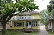 825-827 N MAPLE AVE, a American Foursquare duplex/two-flat, built in Green Bay, Wisconsin in 1910.