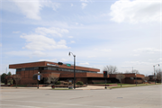 400 BROAD ST, a Contemporary bank/financial institution, built in Beloit, Wisconsin in 1979.