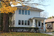 953-955 HOWARD ST, a Craftsman duplex/two-flat, built in Green Bay, Wisconsin in 1922.
