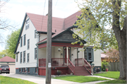 711 N 10TH ST, a Queen Anne house, built in Manitowoc, Wisconsin in 1898.