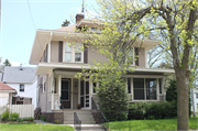 701 N 7TH ST, a American Foursquare house, built in Manitowoc, Wisconsin in 1915.