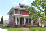 707 N 7TH ST, a American Foursquare house, built in Manitowoc, Wisconsin in 1915.