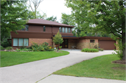 7431 N Lake Dr, a Contemporary house, built in Fox Point, Wisconsin in 1955.