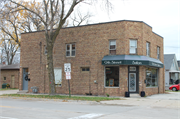 914 9TH ST, a Commercial Vernacular retail building, built in Green Bay, Wisconsin in 1932.