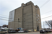 300-350 S WATER ST, a Astylistic Utilitarian Building grain elevator, built in Milwaukee, Wisconsin in 1932.