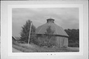 COUNTY N, EAST SIDE, .25 MILE SOUTH OF DIXON CT., a Astylistic Utilitarian Building centric barn, built in Clifton, Wisconsin in .