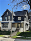 910 N 25TH ST, a Gabled Ell house, built in Milwaukee, Wisconsin in 1905.