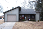 819 Sunrise Ct, a Contemporary house, built in De Pere, Wisconsin in 1974.