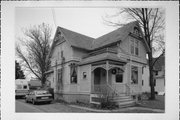 917 W GRAND AVE, a Queen Anne house, built in Port Washington, Wisconsin in 1900.