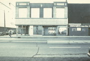 215 W WISCONSIN AVE, a Art/Streamline Moderne department store, built in Milwaukee, Wisconsin in 1930.