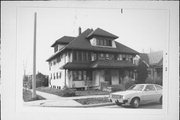 3301-3303 N 29TH ST 3301-3303 N 29TH ST, a American Foursquare duplex/two-flat, built in Milwaukee, Wisconsin in 1925.