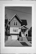 1638 N ASTOR, a Gabled Ell house, built in Milwaukee, Wisconsin in 1942.