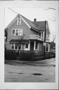 414 E BROWN ST, a Queen Anne house, built in Milwaukee, Wisconsin in 1934.