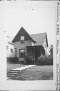 3324 N CAMBRIDGE AVE, a Queen Anne house, built in Milwaukee, Wisconsin in 1901.