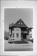 1627-1629 N FARWELL AVE, a Queen Anne duplex, built in Milwaukee, Wisconsin in 1895.