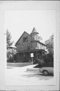 2710 N HACKETT AVE, a Queen Anne house, built in Milwaukee, Wisconsin in 1895.