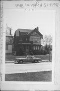 3611-3615 W HIGHLAND BLVD, a Craftsman duplex/two-flat, built in Milwaukee, Wisconsin in 1914.