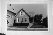 2428 S HOWELL AVE, a Gabled Ell house, built in Milwaukee, Wisconsin in 1912.