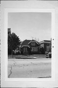 2421 W NATIONAL AVE, a Bungalow house, built in Milwaukee, Wisconsin in 1925.