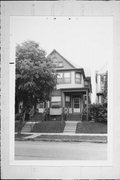 1920-22 N OAKLAND, a Queen Anne duplex, built in Milwaukee, Wisconsin in 1892.