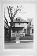 1972 N OAKLAND, a American Foursquare house, built in Milwaukee, Wisconsin in 1910.