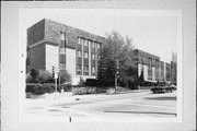 2480 N OAKLAND, a Late-Modern apartment/condominium, built in Milwaukee, Wisconsin in 1966.