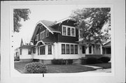 629-31 E OKLAHOMA AVE, a Craftsman duplex, built in Milwaukee, Wisconsin in 1923.