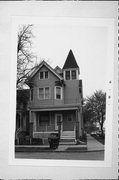 1400 W MINERAL ST, a Queen Anne house, built in Milwaukee, Wisconsin in 1892.