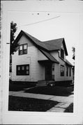 1427 E RUSSELL AVE, a Gabled Ell house, built in Milwaukee, Wisconsin in 1900.