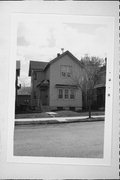 1207 W WASHINGTON ST, a Gabled Ell house, built in Milwaukee, Wisconsin in .