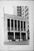 215 W WISCONSIN AVE, a Art/Streamline Moderne department store, built in Milwaukee, Wisconsin in 1930.