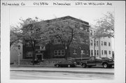 2217 W WISCONSIN AVE, a Prairie School apartment/condominium, built in Milwaukee, Wisconsin in 1922.