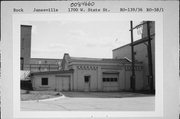 1700 W STATE ST, a Commercial Vernacular garage (residential), built in Janesville, Wisconsin in 1915.