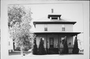 433 N LOCUST ST, a American Foursquare house, built in Reedsburg, Wisconsin in 1909.