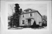 330 S DAKOTA AVE 330 S DAKOTA AVE, a American Foursquare house, built in New Richmond, Wisconsin in 1925.