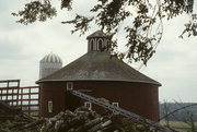 SH 54, SOUTH SIDE, .3 MI. EAST OF COUNTY HIGHWAY DD, a Late Gothic Revival centric barn, built in Gale, Wisconsin in .