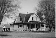W335 N7663 STONEBANK RD, a Dutch Colonial Revival house, built in Merton, Wisconsin in 1914.