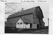 1760 US HIGHWAY 12/18, a Astylistic Utilitarian Building barn, built in Cottage Grove, Wisconsin in 1920.
