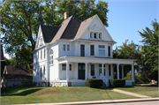 407 E SUMNER ST / STATE HIGHWAY 60, a Queen Anne house, built in Hartford, Wisconsin in 1897.