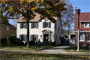 5535 N SANTA MONICA BLVD, a Colonial Revival/Georgian Revival house, built in Whitefish Bay, Wisconsin in 1939.
