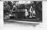 433 OAK ST, a Queen Anne house, built in Stoughton, Wisconsin in 1907.