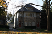 911, 913 E LEXINGTON BLVD, a Prairie School duplex/two-flat, built in Whitefish Bay, Wisconsin in 1926.