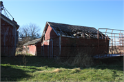 5924 NORTHWEST HIGHWAY, a Astylistic Utilitarian Building corn crib, built in Waterford, Wisconsin in 1900.