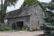 501 E RIVER DR, a Astylistic Utilitarian Building barn, built in Omro, Wisconsin in 1900.