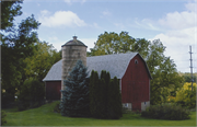 8300 Raymond Rd, a Astylistic Utilitarian Building barn, built in Verona, Wisconsin in 1910.
